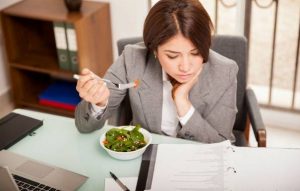 5 دلیل که باعث چاقی شما در محیط کار می شود 5 دلیل که باعث چاقی شما در محیط کار می شود