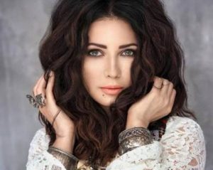 زیبایی بیش از حد زن خواننده برای وی در فرودگاه دردسر آفرید! زیبایی بیش از حد زن خواننده برای وی در فرودگاه دردسر آفرید!