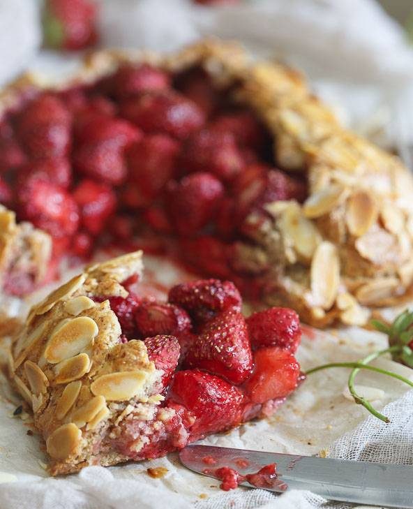 طرز تهیه گالت بادام با توت فرنگی طرز تهیه گالت بادام با توت فرنگی