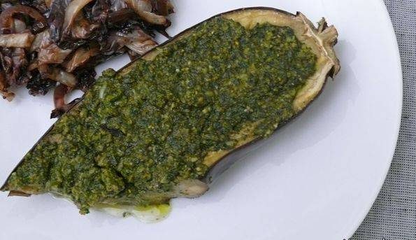 طرز تهیه بادمجان با سس پستو