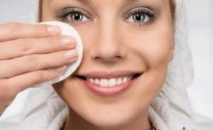 پاک کردن ریمل بدون آسیب رساندن به مژه ها پاک کردن ریمل بدون آسیب رساندن به مژه ها
