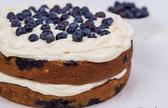 طرز تهیه کیک لایه ای لیمو با کرم مخصوص و بلوبری