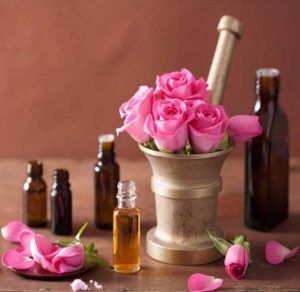 آشنایی با خواص شگفت انگیز روغن گل سرخ آشنایی با خواص شگفت انگیز روغن گل سرخ