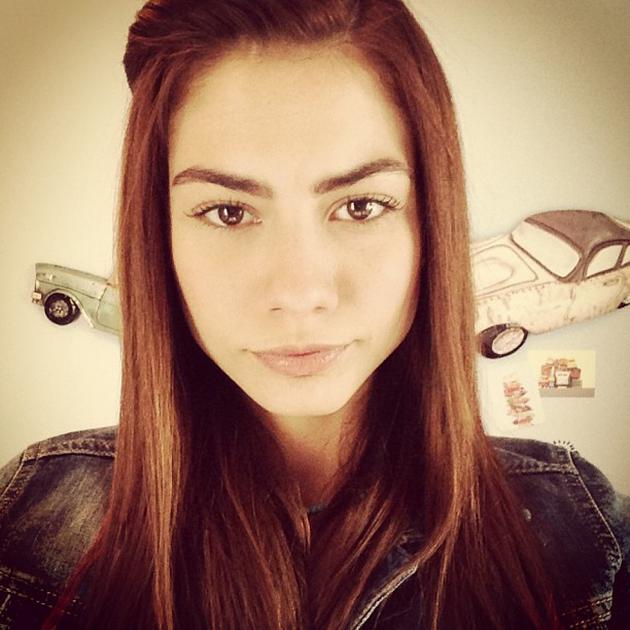 بیوگرافی دمت اوزدمیر بازیگر نقش صنم در سریال عطر عشق