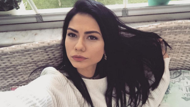 بیوگرافی دمت اوزدمیر بازیگر نقش صنم در سریال عطر عشق