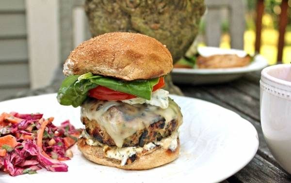 طرز تهیه بوقلمون برگر یونانی طرز تهیه بوقلمون برگر یونانی