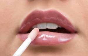 چگونه بطور حرفه ای از برق لب و رژ لب مایع استفاده کنیم؟ چگونه بطور حرفه ای از برق لب و رژ لب مایع استفاده کنیم؟