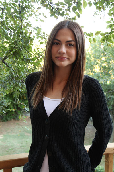 بیوگرافی دمت اوزدمیر بازیگر نقش صنم در سریال عطر عشق