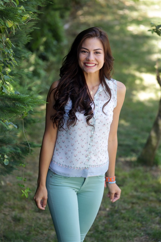 بیوگرافی دمت اوزدمیر بازیگر نقش صنم در سریال عطر عشق