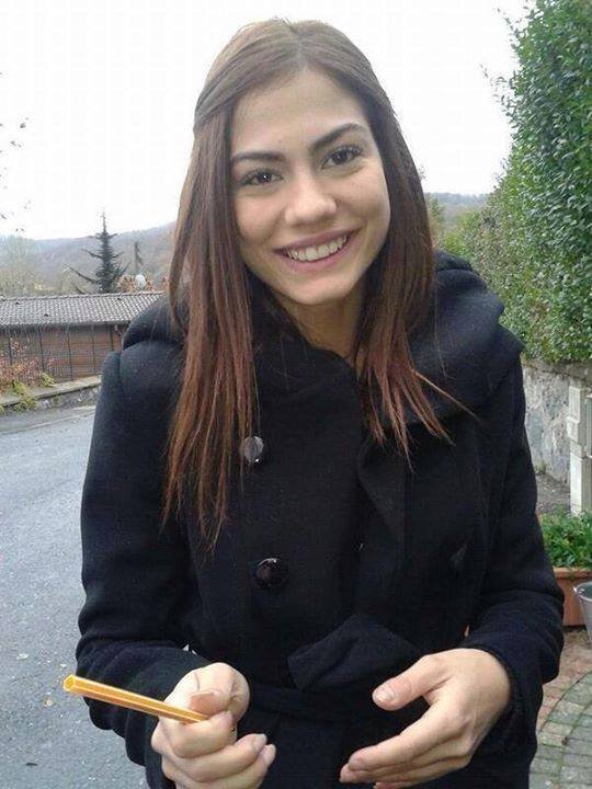 بیوگرافی دمت اوزدمیر بازیگر نقش صنم در سریال عطر عشق