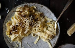 طرز تهیه پاستا با ماست و پیاز کاراملی خوشمزه
