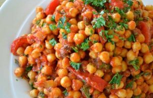 خوراک سوسیس و نخود اسپانیایی