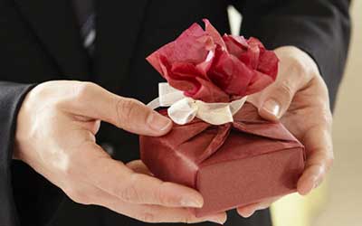 چه هدیه ای باعث خوشحالی خانمها می شود؟