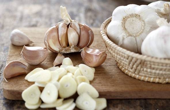 تقویت رشد مو و ابروها با روغن سیر