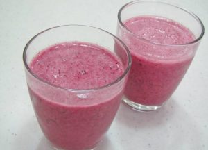 طرز تهیه اسموتی چای سبز و میوه