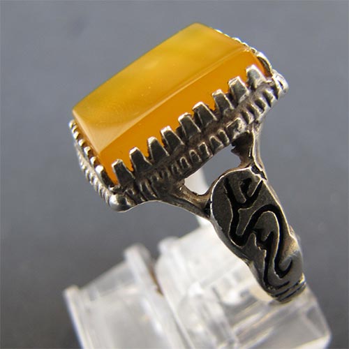 اطلاعاتی در مورد شرف الشمس (نوشته مقدس روی سنگ عقیق زرد)