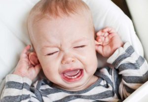 دلیل درد گوش نوزاد در هواپیما چیست؟ دلیل درد گوش نوزاد در هواپیما چیست؟