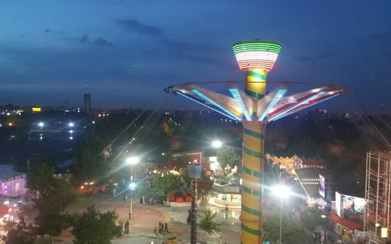 بزرگ ترین چرخ و فلک خاورمیانه در پارک و شهربازی ملت در مشهد