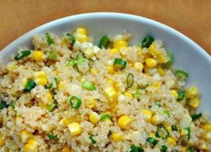 طرز تهیه سالاد کوینولا با ذرت و پیازچه