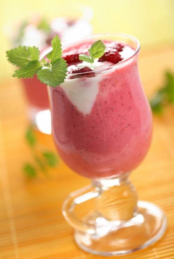 طرز تهیه اسموتی گلابی و توت فرنگی طرز تهیه اسموتی گلابی و توت فرنگی