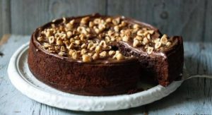 طرز تهیه کیک شکلاتی فندقی بسیار خوشمزه طرز تهیه کیک شکلاتی فندقی بسیار خوشمزه