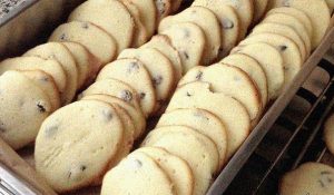 طرز تهیه شیرینی کشمشی و مواد مورد نیاز طرز تهیه شیرینی کشمشی و مواد مورد نیاز