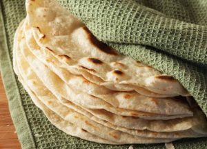 طرز تهیه نان ترتیلا و نحوه تهیه کردن آرد ذرت برای نان ترتیلا طرز تهیه نان ترتیلا و نحوه تهیه کردن آرد ذرت برای نان ترتیلا