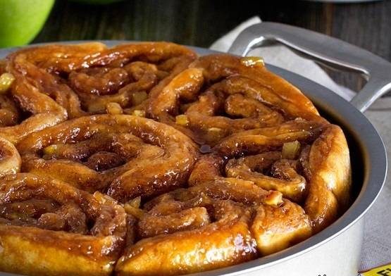 طرز تهیه رول کاراملی پای سیب با تزیینی زیبا