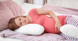 خوابیدن روی شکم در زمان بارداری چه عوارضی دارد؟