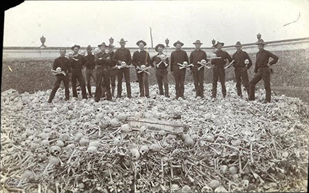 در این قبرستان، گردشگران با استخوان های از قبر بیرون زده عکس میگیرند! +عکس