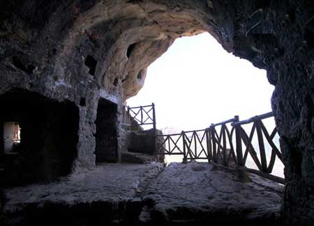 معرفی بزرگترین غار دست کند ایران + تصاویر