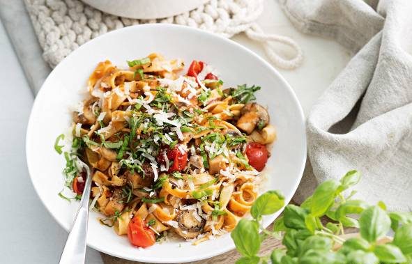 طرز تهیه سالاد پانزانلا خوشمزه با قارچ