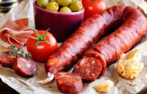 طرز تهیه سیب زمینی شکم پر با سوسیس چوریزو و پنیر طرز تهیه سیب زمینی شکم پر با سوسیس چوریزو و پنیر