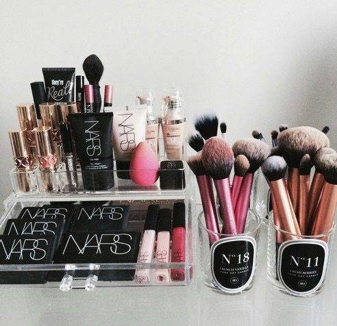 ایده برای چیدن و تزیین وسایل میز آرایش عروس + تصاویر