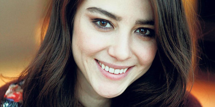 اوزگه گورل بازیگر نقش نازلی در سریال قرص ماه