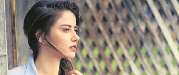 اوزگه گورل بازیگر نقش نازلی در سریال قرص ماه