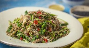 آموزش و طرز تهیه مرغ کنجدی با نودل و اسفناج