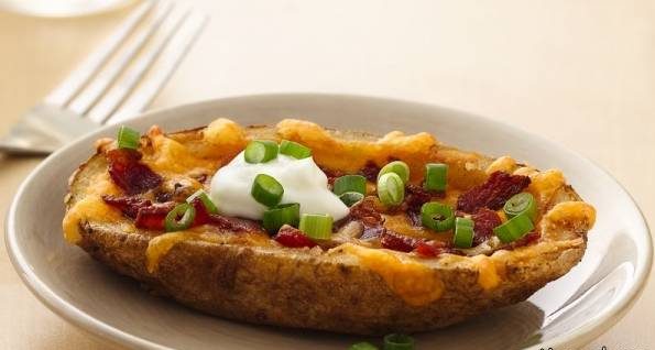 سیب زمینی سرخ کرده با پوست و پنیر و ژامبون