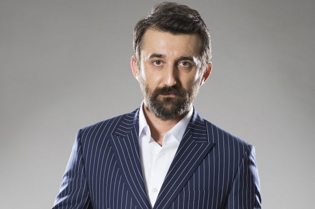 بیوگرافی نسیپ مملی (Necip Memili) و عکس های همسرش