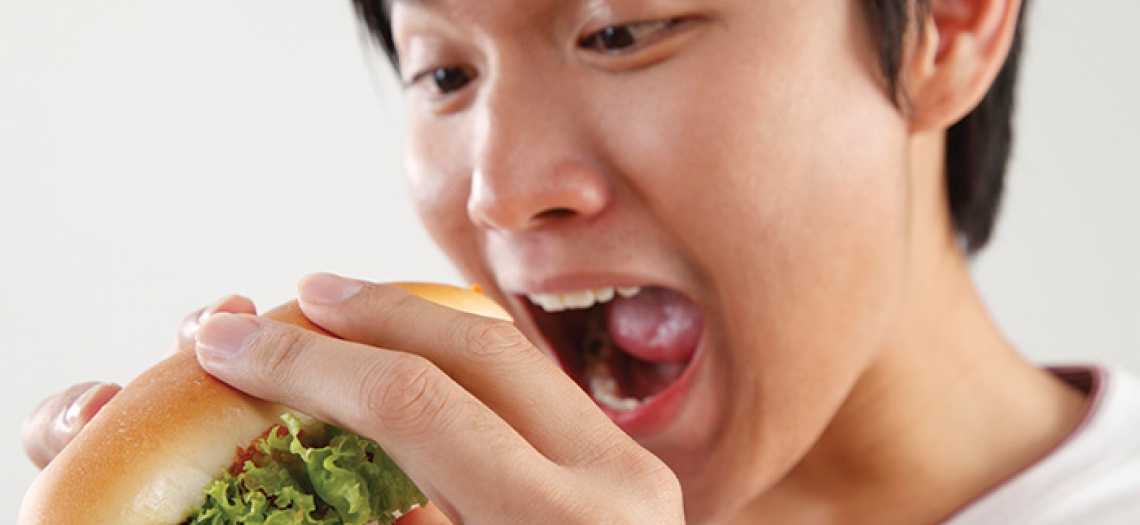 با عجله غذا خوردن چه خطراتی دارد و آرام غذا خوردن چه فوایدی دارد؟