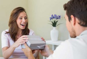 چه هدیه ای باعث خوشحالی خانم می شود؟ چه هدیه ای باعث خوشحالی خانم می شود؟