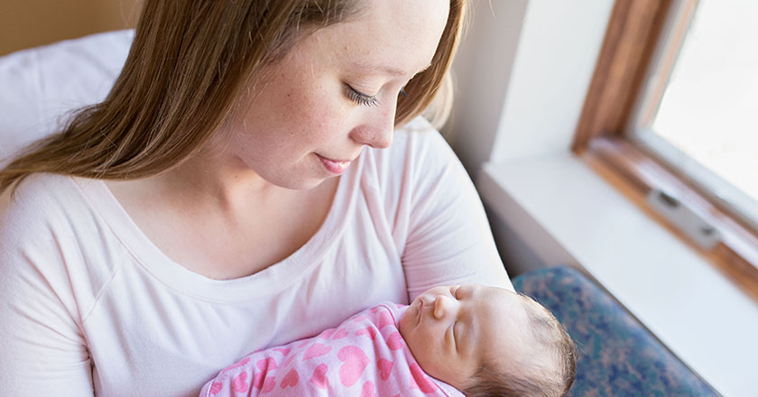 بغل کردن نوزاد 