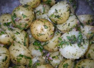 آموزش طرز تهیه سالاد پیازچه و سیب زمینی آلمانی