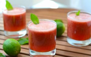 آموزش طرز تهیه اسموتی هندوانه و نعناع