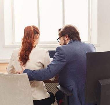 مزاحمت های جنسی در محل کار برای زنان؛ خانم ها هوشیار باشید