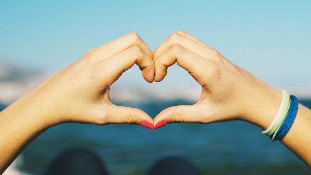 عکس قلب با دست دختر و پسر برای پروفایل