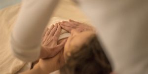 روش ماساژ دادن سینه برای سفت کردن آن