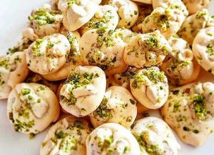 آموزش طرز تهیه شیرینی پفکی گردویی با سفیده تخم مرغ آموزش طرز تهیه شیرینی پفکی گردویی با سفیده تخم مرغ