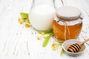 ماسک شیر و عسل + فواید این ماسک برای زیبایی پوست و طرز تهیه آن ماسک شیر و عسل + فواید این ماسک برای زیبایی پوست و طرز تهیه آن