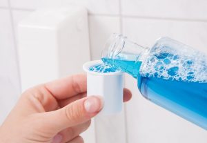 نحوه استفاده از دهانشویه + دهانشویه چه فواید و چه عوارضی دارد نحوه استفاده از دهانشویه + دهانشویه چه فواید و چه عوارضی دارد